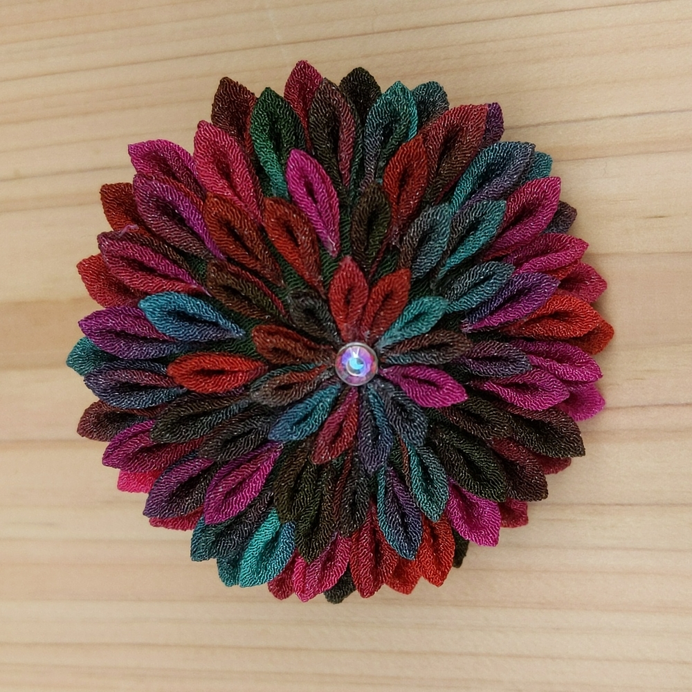 Tsumami Flower Hair Clip Corsage Gradient Color Red and Green